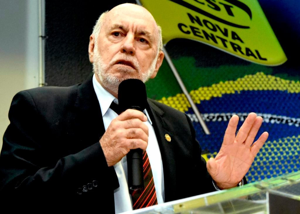 Artur Bueno de Camargo na Câmara de Limeira, onde discute a redução da jornada sem redução de salários. Artur Bueno de Camargo na Câmara de Limeira, onde discute a redução da jornada sem redução de salários.