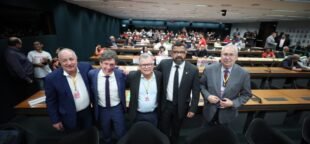 A Câmara dos Deputados discute limites e possibilidades. Sindicalistas defendem jornada reduzida para gerar melhores condições laborais.