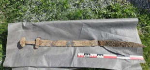 Menino encontra espada de 1.300 anos na Noruega