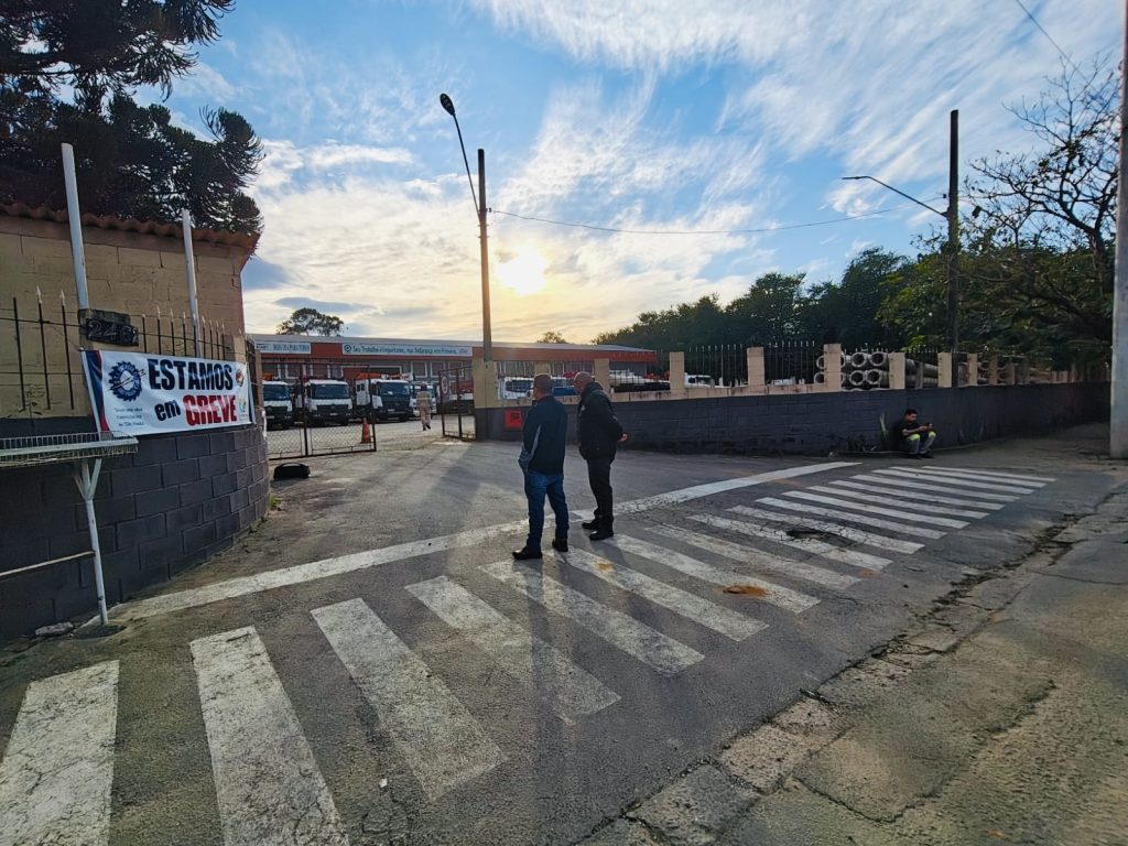 Greve segue no 12º dia com denúncias de assédio e pressão