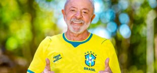 Lula veste camisa da Seleção e aposta no hexa em 2026
