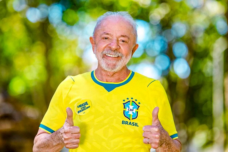Lula veste camisa da Seleção e aposta no hexa em 2026