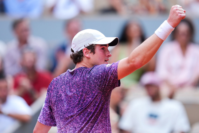 João Fonseca avança às quartas e faz história em Paris