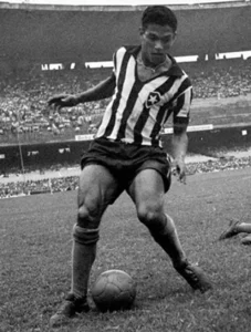 Garrincha com o manto sagrado do Botafogo, time que o revelou
