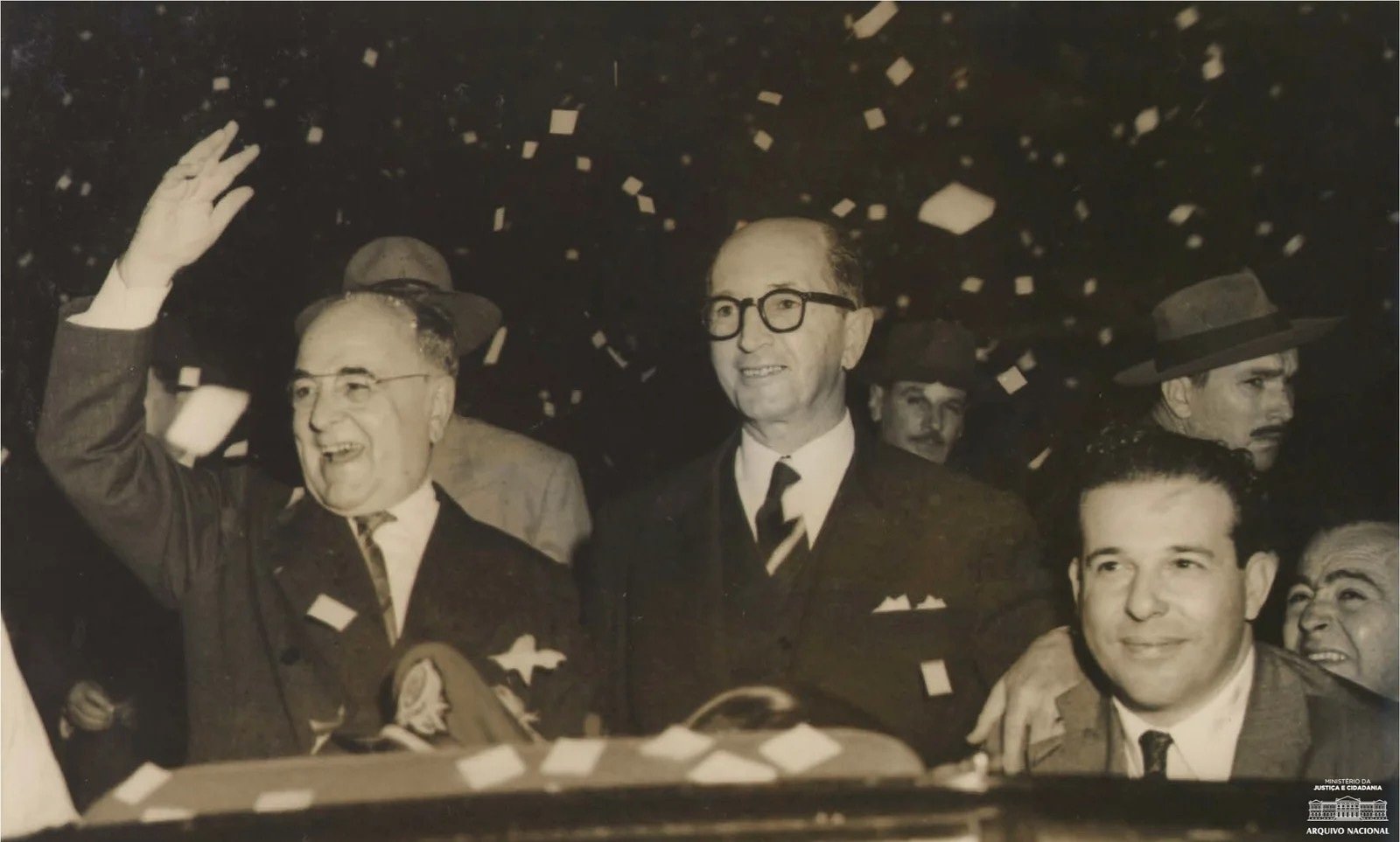 Getúlio Vargas desfila em carro aberto com João Goulart