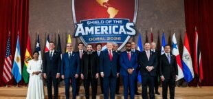 O Escudo das Américas (Shield of the Americas) é uma iniciativa multinacional de cooperação militar anunciada por Donald Trump durante uma cúpula com líderes de países de todo o Hemisfério Ocidental. O esforço se concentra em governos alinhados ideologicamente à direita e foca na contenção de grupos considerados subversivos ou de extrema-esquerda no hemisfério.