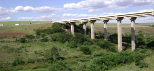 O trágico acidente na Ponte do Esqueleto reacende o debate sobre segurança em atividades extremas e a fiscalização adequada. Foto: Wikipedia