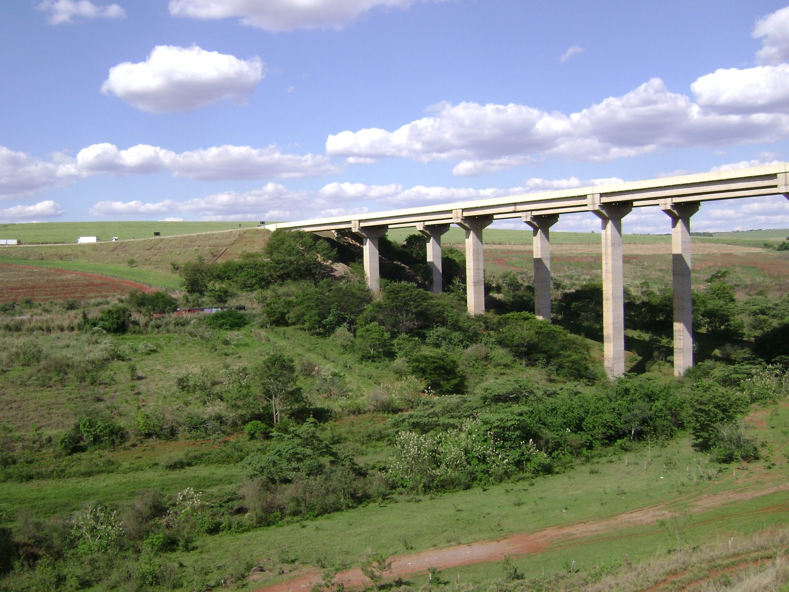 O trágico acidente na Ponte do Esqueleto reacende o debate sobre segurança em atividades extremas e a fiscalização adequada. Foto: Wikipedia O trágico acidente na Ponte do Esqueleto reacende o debate sobre segurança em atividades extremas e a fiscalização adequada. Foto: Wikipedia