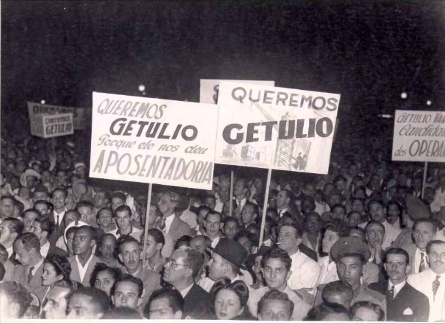 Comício do movimento político que defendia a permanência de Getúlio Vargas na presidência, 1945. Foto: FGV