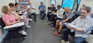 O Clube da Leitura promove uma série de encontros quinzenais para ampliar seu conhecimento e incentivar o amor pela leitura.