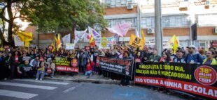 Leilão suspenso: manifestação do Cpers contra privatização das escolas públicas estaduais gaúchas em 16/07/2026. Foto: Caco Argemi / CPERS Sindicato