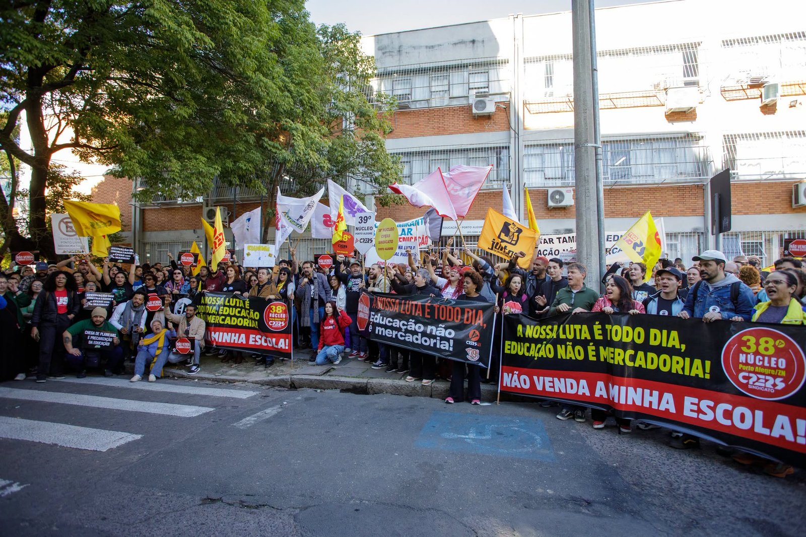 Leilão suspenso: manifestação do Cpers contra privatização das escolas públicas estaduais gaúchas em 16/07/2026. Foto: Caco Argemi / CPERS Sindicato