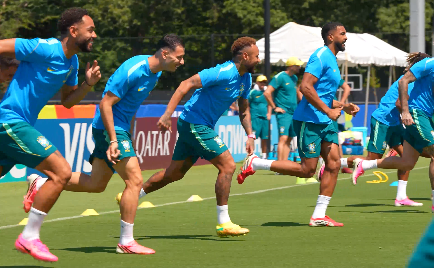Ancelotti volta a treinar com Martinelli e indica mudança contra a Noruega./Foto: @CBF Ancelotti volta a treinar com Martinelli e indica mudança contra a Noruega./Foto: @CBF