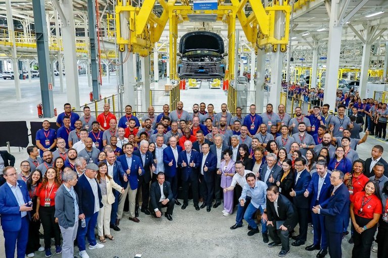 Nova Indústria Brasil acelera tem foco em industrialização, inovação e sustentabilidade. Foto: Presidente da República, Luiz Inácio Lula da Silva, durante visita à linha de montagem de veículos da BYD. Polo Petroquímico, Camaçari - BA.Ricardo Stuckert