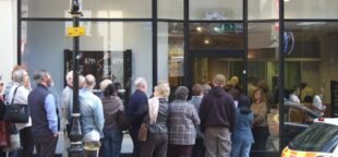 Revisão do Banco Central teve na crise de 2008 uma de suas causas. Foto: Birmingham, no início de 2007, fila de clientes diante do Banco Northern Rock, o primeiro banco a sofrer intervenção na Grã-Bretanha, desde 1860. Wikipedia