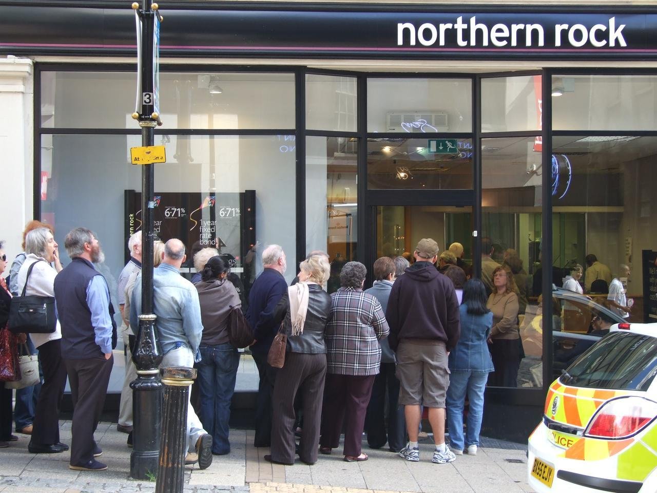 Revisão do Banco Central teve na crise de 2008 uma de suas causas. Foto: Birmingham, no início de 2007, fila de clientes diante do Banco Northern Rock, o primeiro banco a sofrer intervenção na Grã-Bretanha, desde 1860. Wikipedia