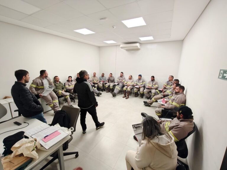 Sindicato está mobilizando eletricitários nas bases para garantir a representação da categoria. Sindicato amplia diálogo e mobiliza eletricitários nas bases