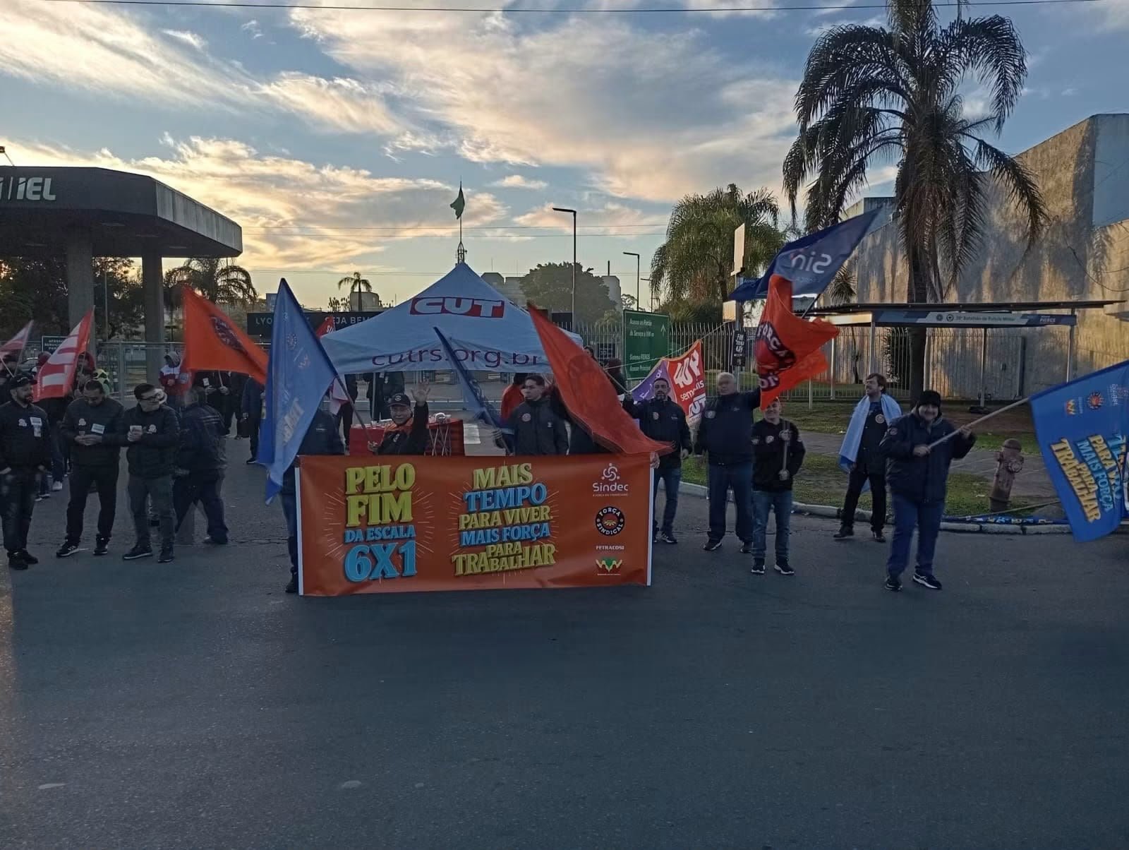 Sindec-POA em manifestação pelo fim da escala 6x1. Reprodução redes socaisi. Sindec-POA em manifestação pelo fim da escala 6x1. Reprodução redes socaisi.