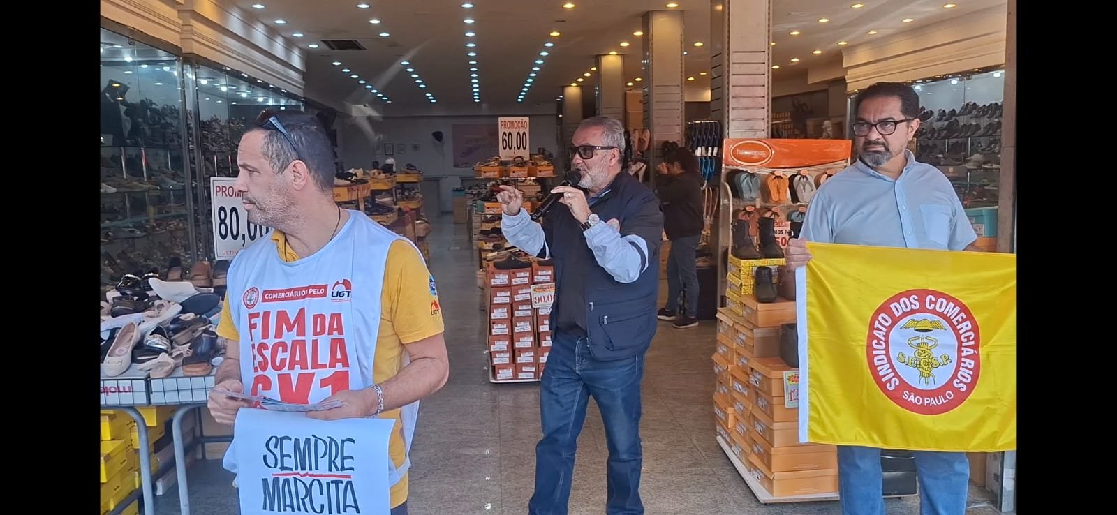 Comerciários de SP protestam pelos direitos trabalhistas diante da Marcita Calçados em frente à unidade na Lapa.