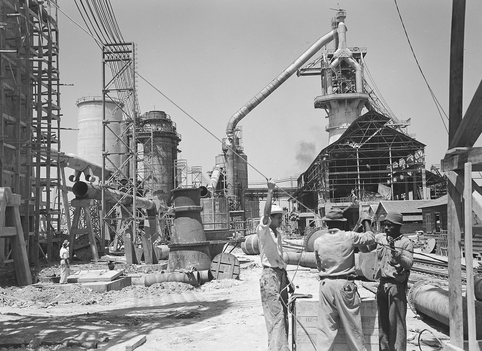 A Companhia Siderúrgica Nacional (CSN) foi construída durante o primeiro governo Vargas em um contexto de intenso projeto de desenvolvimento calcado no Estado Nacional. Foto: Construção da Companhia Siderúrgica Nacional (CSN), 1941. Arquivo Nacional.