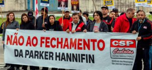 Metalúrgicos protestam contra fechamento da Parker