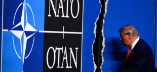 Ao questionar a OTAN, retirar-se de acordos climáticos e impor tarifas agressivas, a Era Trump busca retomar uma soberania absoluta que ignora a interdependência sistêmica do mundo contemporâneo. Imagem: foto de John Thys / AFP modificada por IA