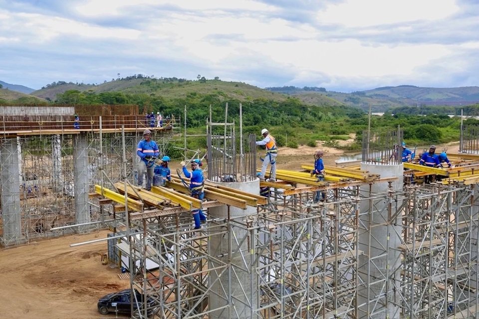 Jerônimo Rodrigues e Sintepav-BA destacam a importância da nova ponte para a infraestrutura e qualificação profissional na Bahia. Foto: Amanda Ercília/GOVBA
