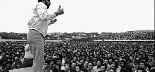 Lula discursa na assembleia realizada no estádio da Vila Euclides, em maio de 1979. Foto Juca Martins, Instituto Lula.