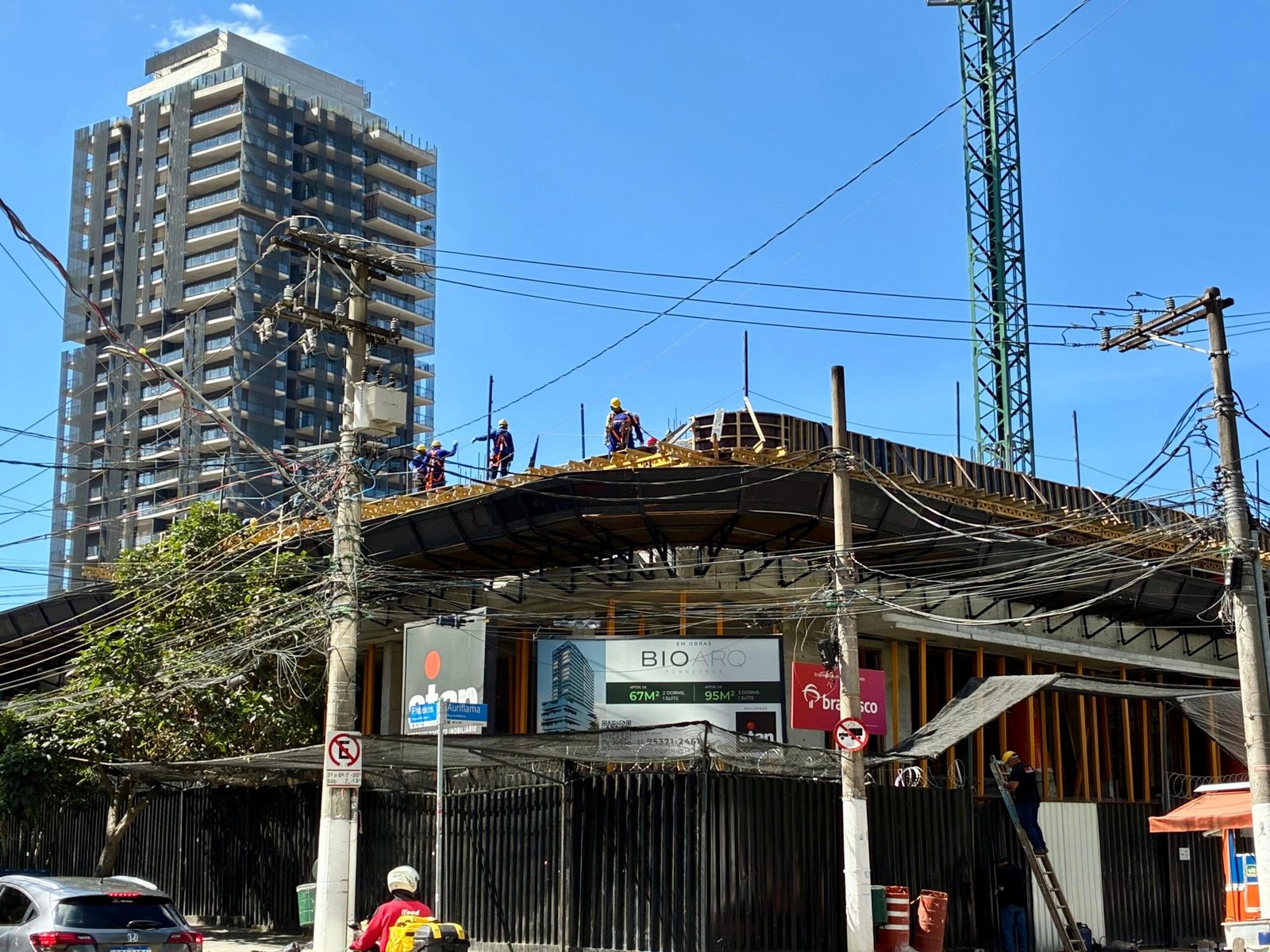 Os trabalhadores já sabem — e a pesquisa das Centrais Sindicais o comprova com dados robustos — que o trabalho é fonte de aprendizado, reconhecimento, pertencimento e sentido. Foto: trabalhadores da construção civil erguendo um edifício na Rua dos Pinheiros, em São Paulo, em agosto de 2026.