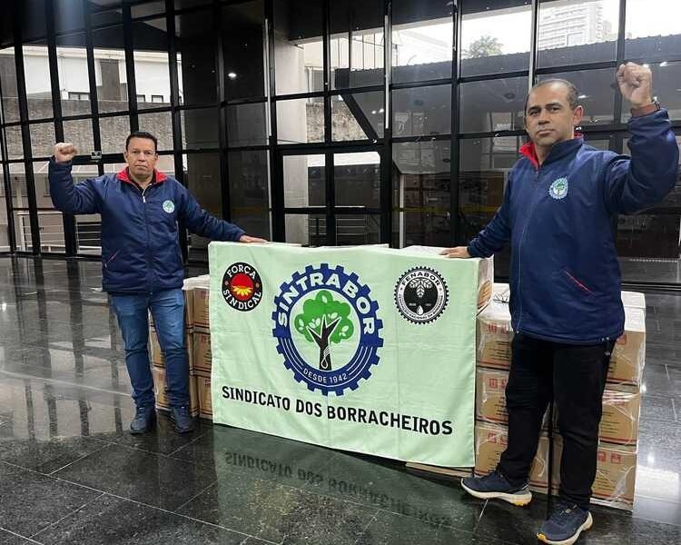 O Sindicato dos Trabalhadores nas Indústrias de Artefatos de Borracha faz doação de cestas básicas para famílias afetadas.