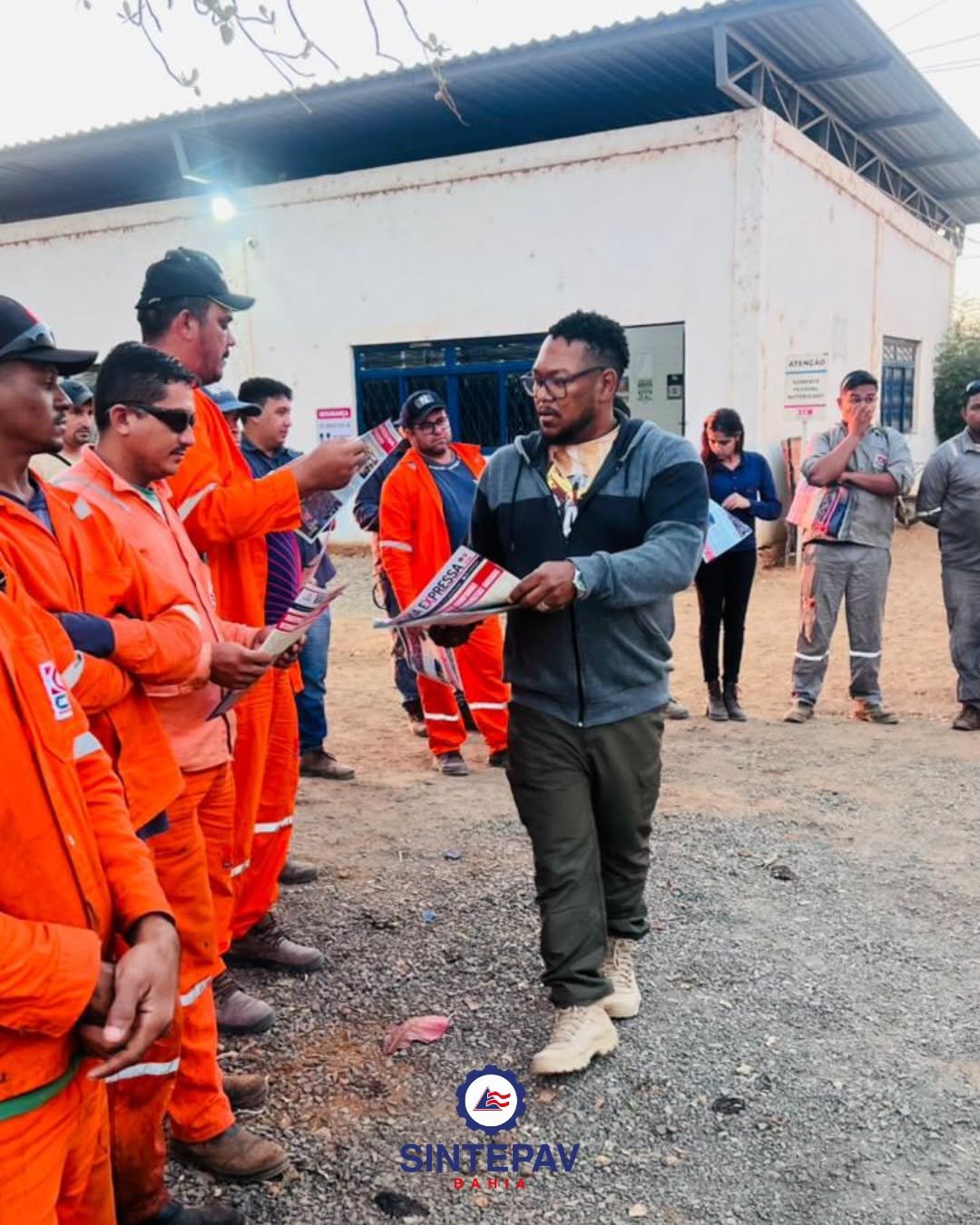 O Sintepav Bahia intensifica o contato direto com trabalhadores da construção pesada em diversas regiões da Bahia. Em Cocos (foto) o Sindicato esteve com trabalhadores e trabalhadoras das empresas PMB Estradas e Rodagem e CLC Estradas e Rodagem.