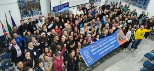 O 11º Congresso da FEQUIMFAR aborda o trabalho e democracia, examinando questões legais e institucionais no cenário trabalhista brasileiro.