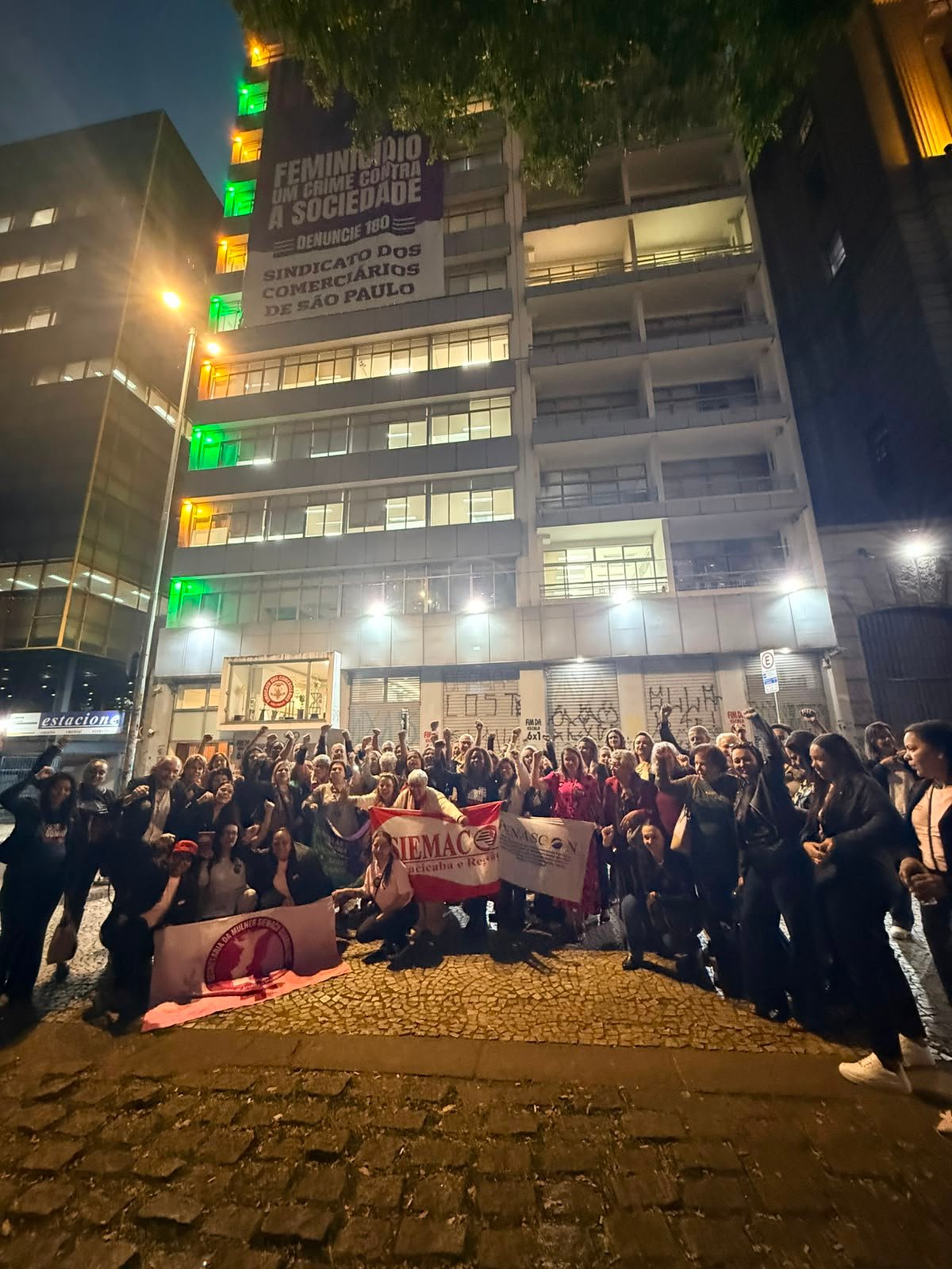 Após a solenidade, os participantes visitaram o banner em homenagem aos 20 anos da Lei Maria da Penha instalado na fachada do Sindicato dos Comerciários de São Paulo.