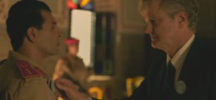 Firth em uma cena que mostra a visita de Jim Swire à Líbia. Foto divulgação.