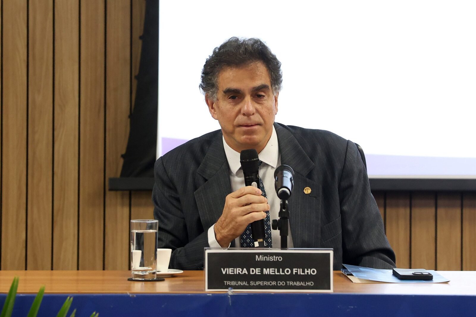 Presidente do TST critica reforma e defende diálogo social