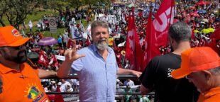 Márcio Ferreira na Marcha da Classe Trabalhadora, em Brasília, abril de 2026