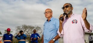 Irailson Gazo e Bebeto Galvão Sintepav-BA no canteiro de obras da nova ponte sobre o Rio Jequitinhonha, na BR-101, em Itapebi. Assembleia do Sintepav-BA com cerca de 200 trabalhadores e trabalhadoras da Rivoli Construtora. Foto: Facebook Sintepav-BA