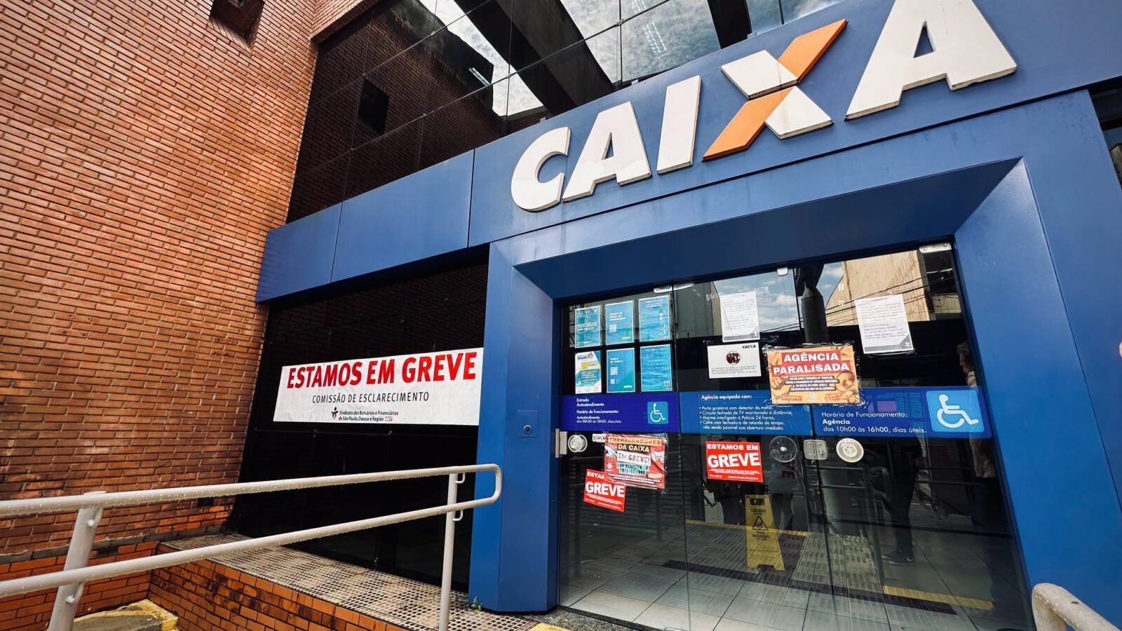 Trabalhadores da Caixa rejeitam proposta e mantêm greve