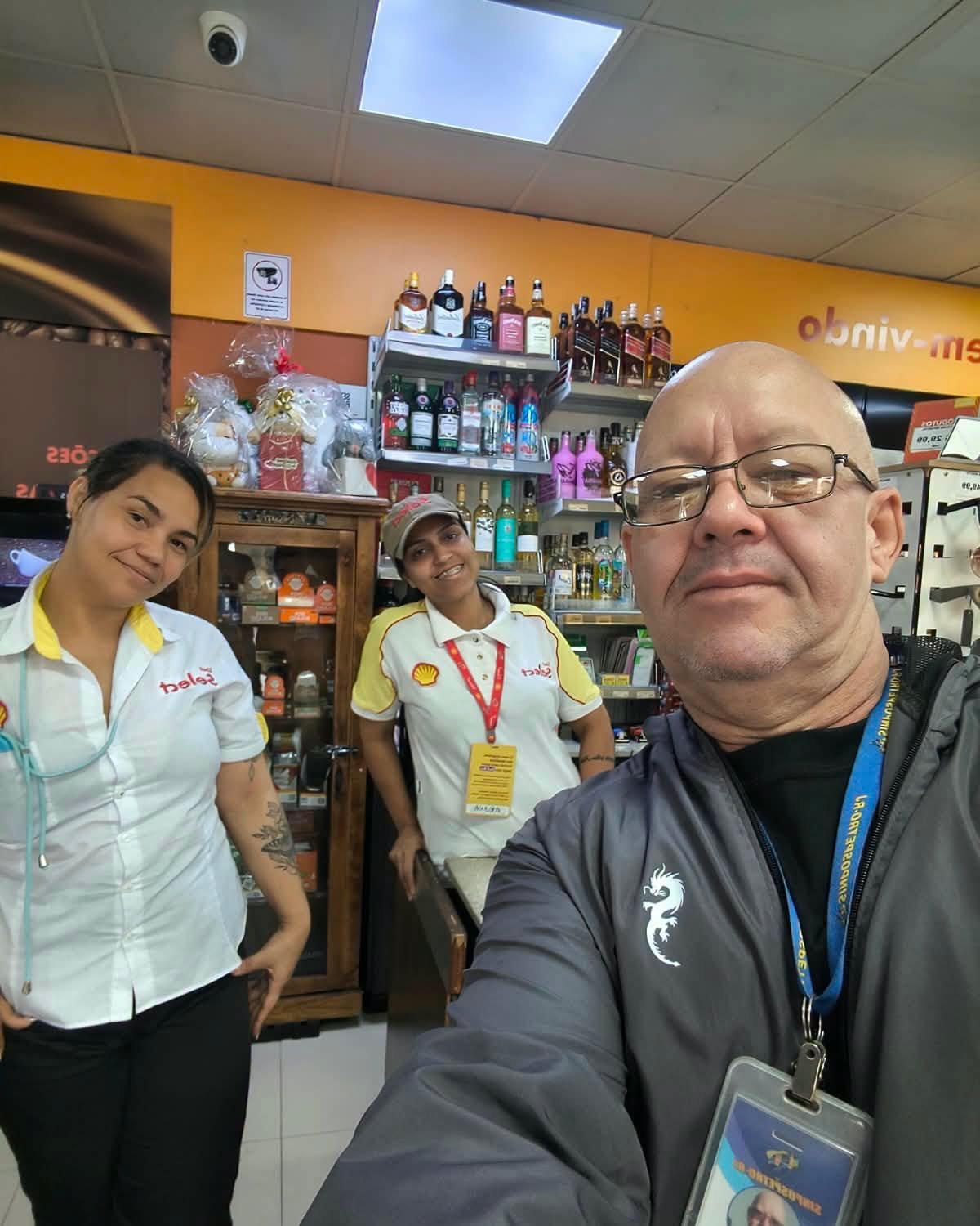 Frentistas na Baixada Fluminense recebem atualizações sobre a Campanha Salarial Estadual 2026 por meio de visitas do sindicato.