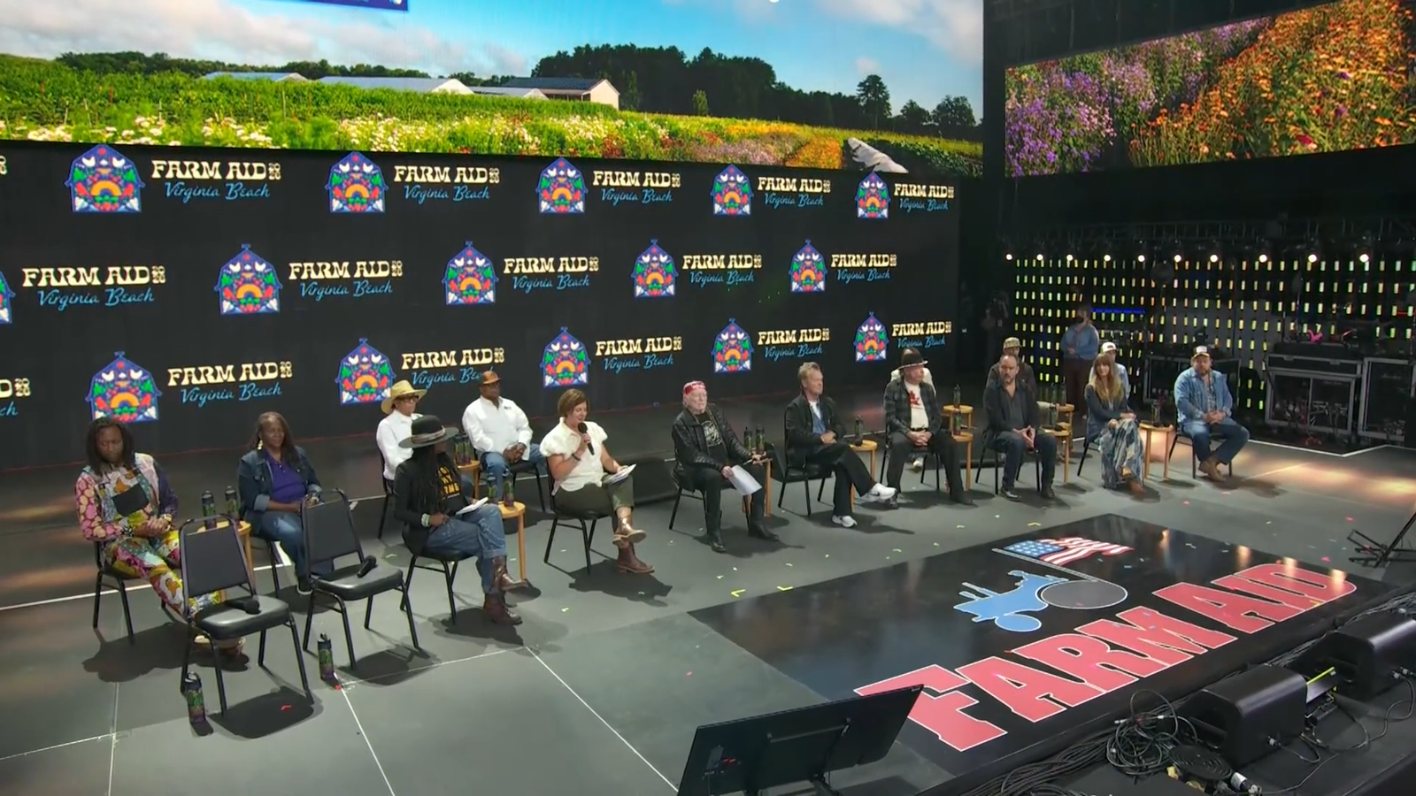 O Farm Aid reúne artistas renomados para ajudar agricultores familiares. O Farm Aid reúne artistas renomados para ajudar agricultores familiares.