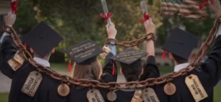 Com as novas regras, afirma a ação judicial, será ainda mais difícil encontrar recursos para frequentar a universidade.