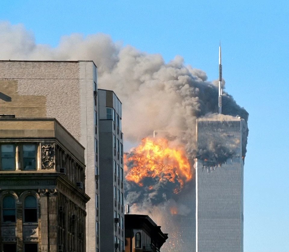 O voo 175 da United Airlines colide com a torre sul do complexo do World Trade Center, em Nova York, durante os ataques de 11 de setembro.