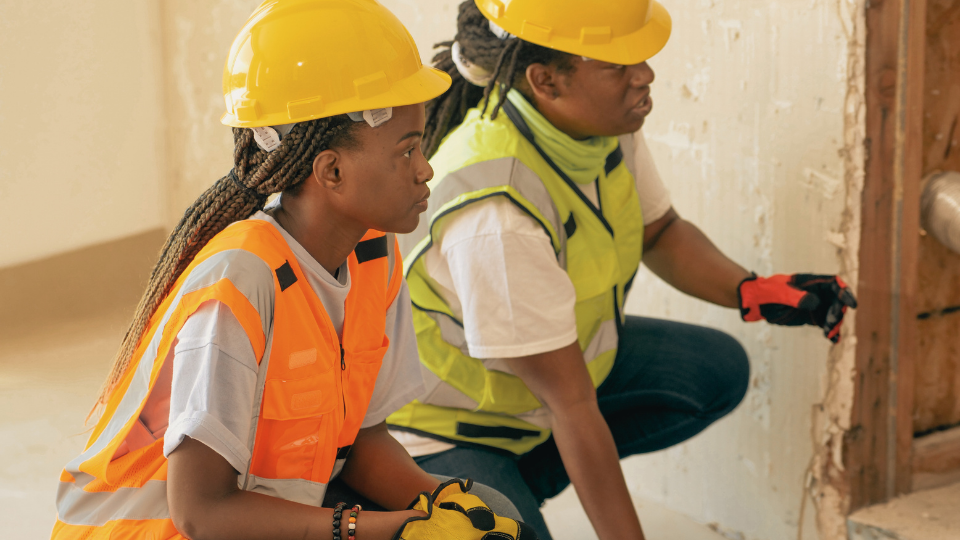 As mulheres na construção civil estão desafiando estereótipos. Veja como enfrentam dificuldades e conquistam seu espaço. Foto: reprodução Peoples World.