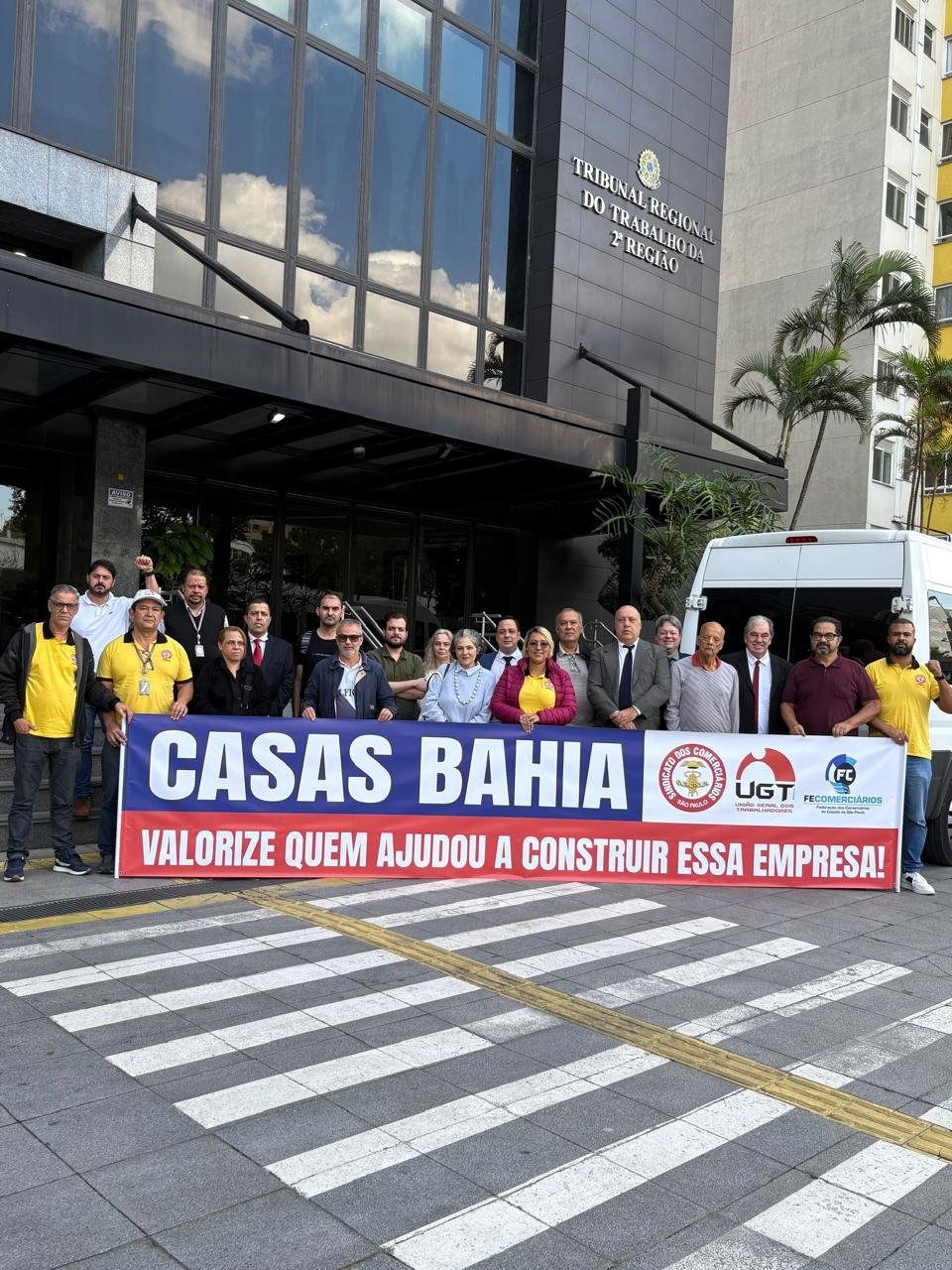 Ex-funcionários da Casas Bahia relatam dificuldades para receber verbas rescisórias e acessar FGTS e seguro-desemprego. Sindicato dos Comerciários denuncia.
