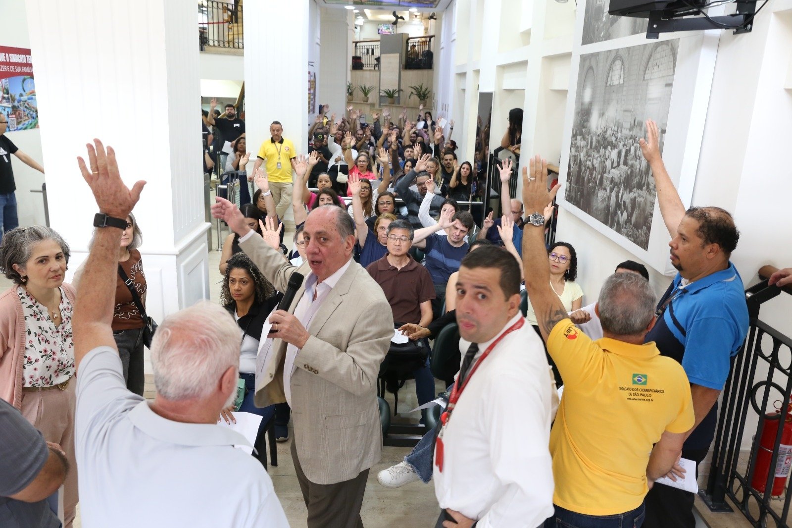 Casas Bahia e suas demissões em massa: descubra as implicações sociais e econômicas discutidas na assembleia do SECSP.