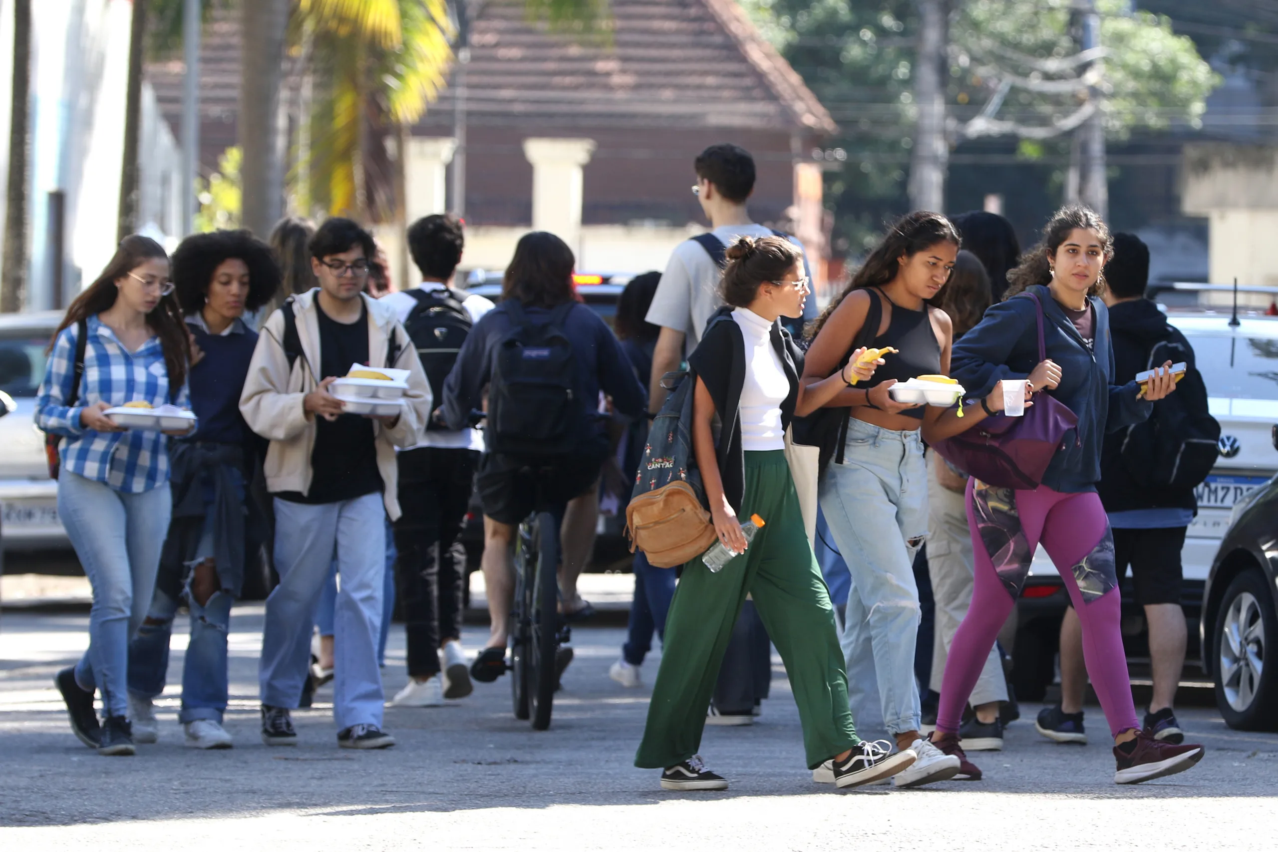 O aumento da escolaridade é positivo, mas o desemprego entre jovens ainda é preocupante. Saiba mais sobre essa dinâmica. Foto: Tânia Rêgo/Agência Brasil O aumento da escolaridade é positivo, mas o desemprego entre jovens ainda é preocupante. Saiba mais sobre essa dinâmica. Foto: Tânia Rêgo/Agência Brasil