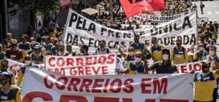 Trabalhadores dos Correios realizam passeata em São Paulo