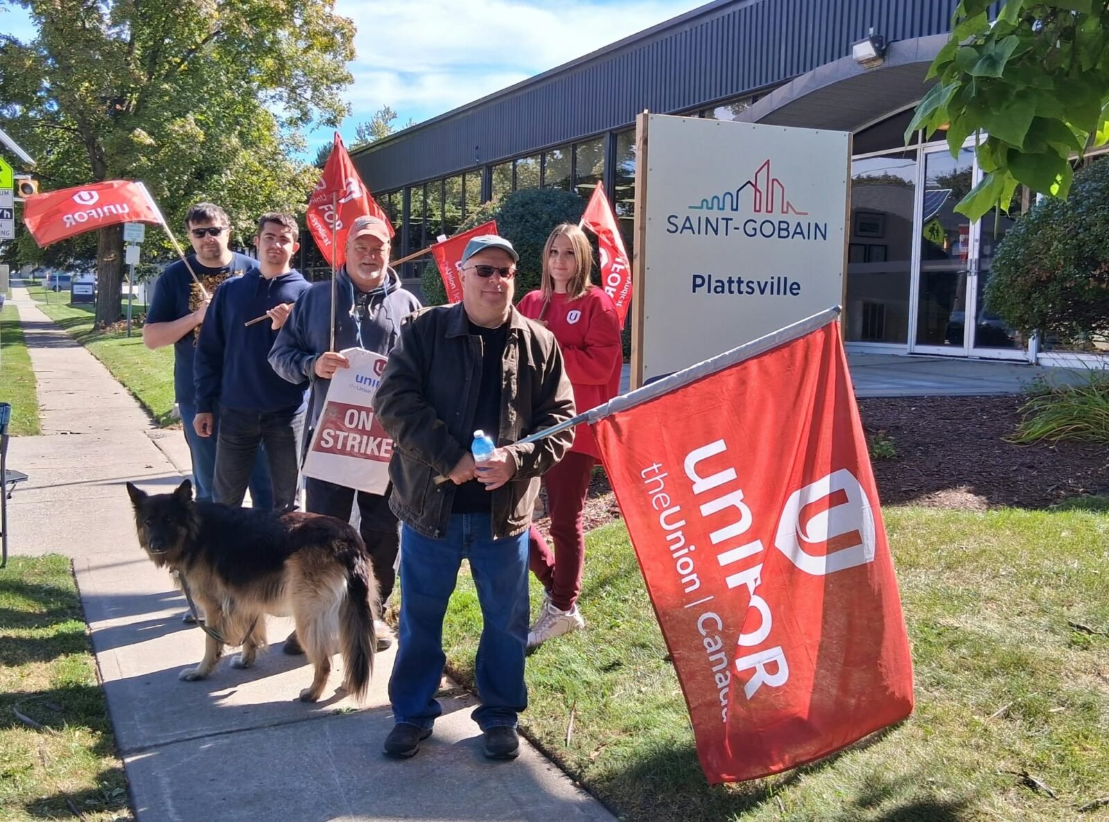 Trabalhadores da Saint-Gobain fazem greve por aposentadoria no Canadá