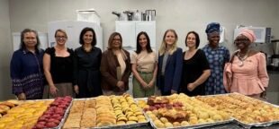 As embaixadoras de Botswana, Dinamarca, Eslováquia, Eslovênia, Gana, Malásia, Polônia e Timor Leste conhecem o Polo da Padaria Artesanal e participam da entrega dos certificados aos alunos do Tocantins e do Distrito Federal, maio de 2024. Foto: Facebook Lu Alckmin.