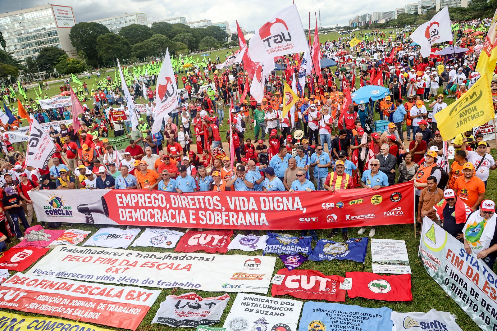 Marcha das Centrais Sindicais em Brasília reivindica o fim da escala 6x1 e a redução da jornada de trabalho. Foto: Movimento dos Atingidos por Barragens MAB